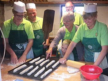 Eingespielte Abläufe erleichtern die Zubereitung der frischen Schmankerln für die Gäste. Die Mitglieder des Obst- und Gartenbauvereins Bad Brückenau hatten im kleinen Backhaus jedenfalls immer eine Menge zu tun, waren aber stets mit Freude bei der Arbeit. Foto: Rolf Pralle