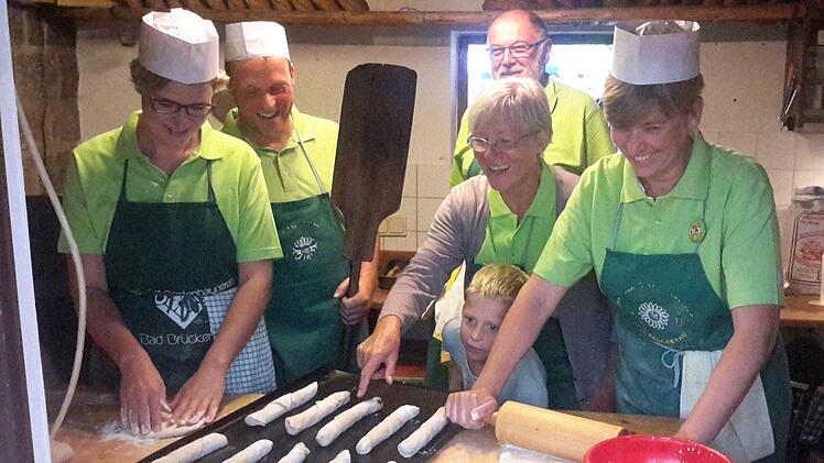 Eingespielte Abläufe erleichtern die Zubereitung der frischen Schmankerln für die Gäste. Die Mitglieder des Obst- und Gartenbauvereins Bad Brückenau hatten im kleinen Backhaus jedenfalls immer eine Menge zu tun, waren aber stets mit Freude bei der Arbeit. Foto: Rolf Pralle