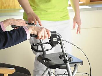 In den geriatrischen Abteilungen wird Wert darauf gelegt, dass die Patienten möglichst viele Alltagshandlungen selbst vornehmen - auch, wenn die Pfleger das viel schneller erledigen könnten.