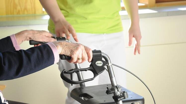 In den geriatrischen Abteilungen wird Wert darauf gelegt, dass die Patienten möglichst viele Alltagshandlungen selbst vornehmen - auch, wenn die Pfleger das viel schneller erledigen könnten.