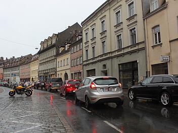 Dichter Verkehr in der  Unteren Königstraße in Bamberg führt zu einer hohen Schadstoffbelastung. Foto: Stefan Fößel