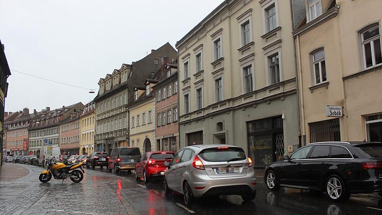 Dichter Verkehr in der  Unteren Königstraße in Bamberg führt zu einer hohen Schadstoffbelastung. Foto: Stefan Fößel