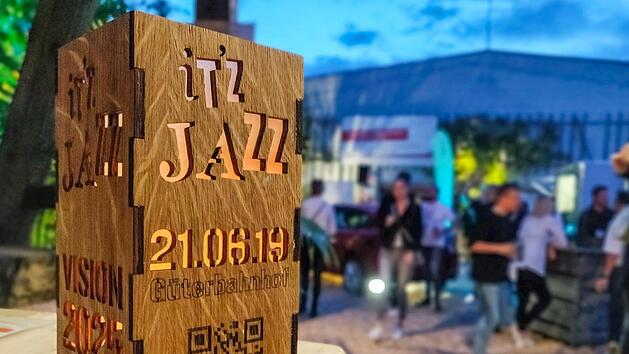 Eigens für die Jazz-Nacht entworfen: Tischleuchten  werben für das neue  Motto "It'z Jazz".Foto: PR