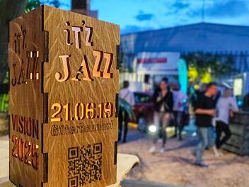 Eigens für die Jazz-Nacht entworfen: Tischleuchten  werben für das neue  Motto "It'z Jazz".Foto: PR