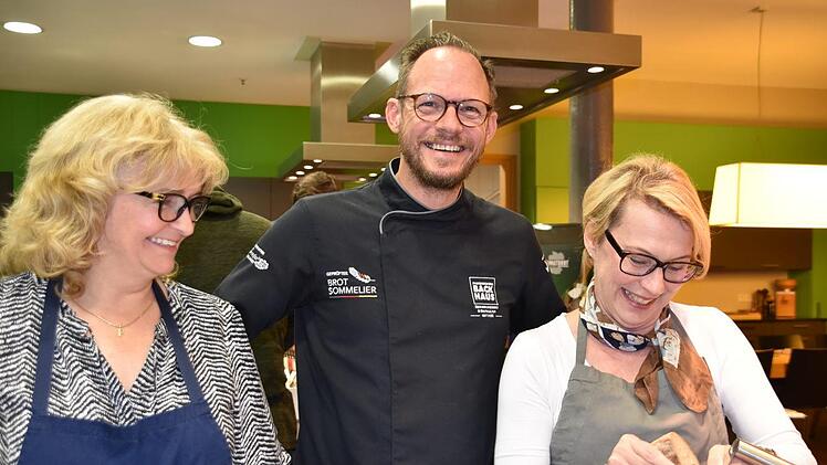 Brot-Sommelier Andreas Fickenscher hatte viel Freude in seinem Backkurs - hier mit Petra Schülein und Sabine Prell. Foto: Uschi Prawitz