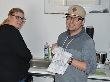 Pamela Gürtesch und Christian Steger in ihrer neuen, noch provisorischen Küche      Foto: Anna Krug
