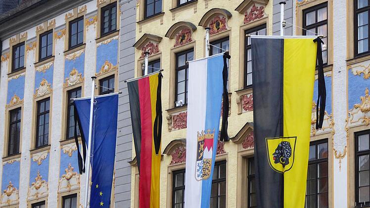 Trauerbeflaggung zum 27. Januar vor dem Rathaus in CoburgFoto: Jochen Berger