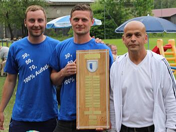 In gebührender Form wurde Spielertrainer Alexander Genschel (Mitte) vom Vorsitzenden Armin Lassmann (rechts) und Spielleiter Florian Schmidt mit der Meistertafel, auf der alle eingesetzten Spieler sowie Vorstand und Spielleitung mit Namen eingraviert waren, verabschiedet.