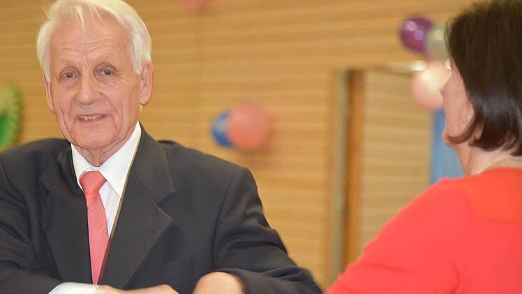 Günther Leybold eröffnete den Tanz mit seiner Frau Irmgard, ihm wurde eine besonders hohe Ehrung zuteil. Er erhielt die Verdienstnadel in Gold mit Kranz für sein Engagement um den Tanzsport. Foto: Gabi Arnold