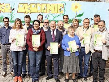 Diese Imker aus dem Landkreis Kronach können sich über ihren besonders guten Honig und das erhaltene Zertifikat freuen. Mit im Bild Kreisvorsitzender Hans Jorda (Siebter von links).  Foto: Michael Wunder