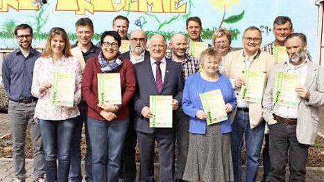 Diese Imker aus dem Landkreis Kronach können sich über ihren besonders guten Honig und das erhaltene Zertifikat freuen. Mit im Bild Kreisvorsitzender Hans Jorda (Siebter von links).  Foto: Michael Wunder