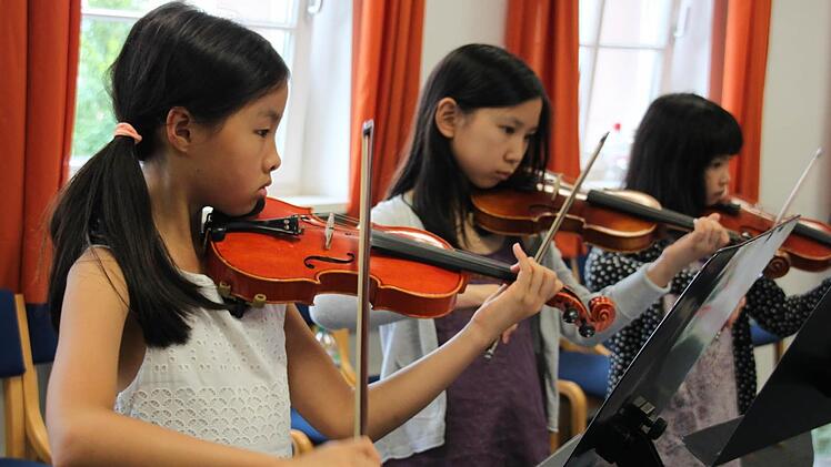 Angeluna Xu (links) ist zehn Jahre alt und bereits zum 3. Mal beim Kultur-Festival in der Musikakademie in Hammelburg. Foto: Kerstin V&auml;th