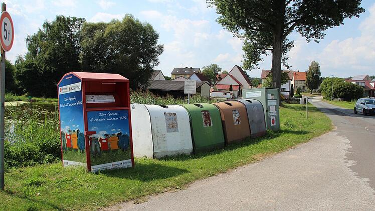 Diese Container sollen hinter einer Hecke verschwinden. Foto: Andreas Dorsch