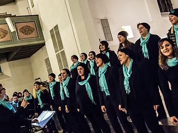 In der Heilig-Kreuz-Kirche begeisterte das "Vocalensemble Coburg" unter der Leitung von Stefanie Berg mit einem außgergewöhnlich vielseitigen Programm. Foto: Jochen Berger