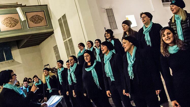 In der Heilig-Kreuz-Kirche begeisterte das "Vocalensemble Coburg" unter der Leitung von Stefanie Berg mit einem außgergewöhnlich vielseitigen Programm. Foto: Jochen Berger