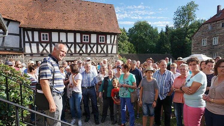 Groß war das Interesse am historischen Dorfspaziergang. Foto: Marion Eckert