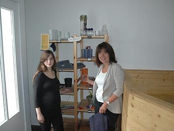 Am Samstag, 14. Oktober, findet der Warentauschtag im JUZ/Domino statt. Claudia Drenda (links) und Gaby Schuller  zeigen am Umsonstregal im dialog, wie das geht.Edwin meißinger