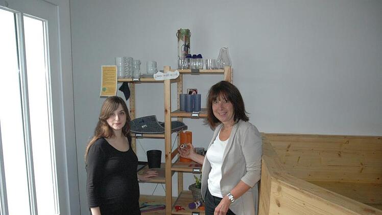 Am Samstag, 14. Oktober, findet der Warentauschtag im JUZ/Domino statt. Claudia Drenda (links) und Gaby Schuller  zeigen am Umsonstregal im dialog, wie das geht.Edwin meißinger
