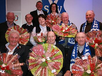 Wurststräuße gab es für die Geehrten des TSV Waldfenster: Frank Heckelmann (hinten links), Petra Schlereth (hinten rechts), Walter Metz (mittlere Reihe von links), Aquilin Walter, Elfriede Wehner, Bruno Albert und Edwin Seller. Erwin Amrhein (sitzend von links), Alfred Schlereth und Alfred Amrhein. Foto: Gabriele Sell