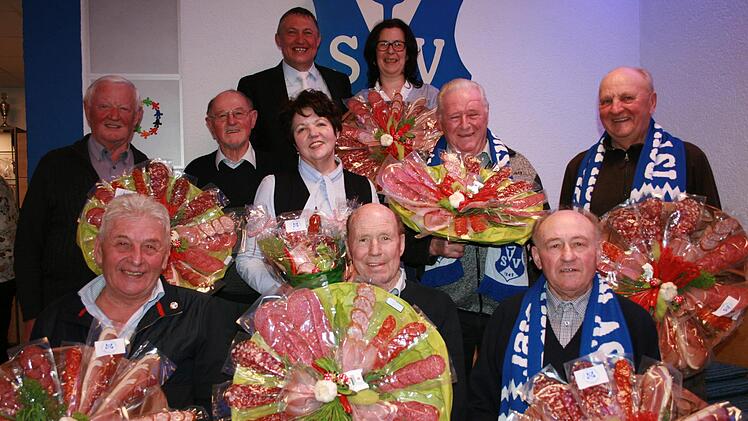 Wurststräuße gab es für die Geehrten des TSV Waldfenster: Frank Heckelmann (hinten links), Petra Schlereth (hinten rechts), Walter Metz (mittlere Reihe von links), Aquilin Walter, Elfriede Wehner, Bruno Albert und Edwin Seller. Erwin Amrhein (sitzend von links), Alfred Schlereth und Alfred Amrhein. Foto: Gabriele Sell