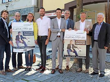 Tragen ein Sommerereignis in Händen: Citymanager Steffen Hofmann, Pressesprecher Sebastian Müller, 2. Bürgermeisterin Sabine Rießner, Valentin Babic, Bürgermeister Andreas Hügerich, Stefan Mehl sowie Roberto Bauer und Winfried Weinbeer  Foto: Markus Häggberg