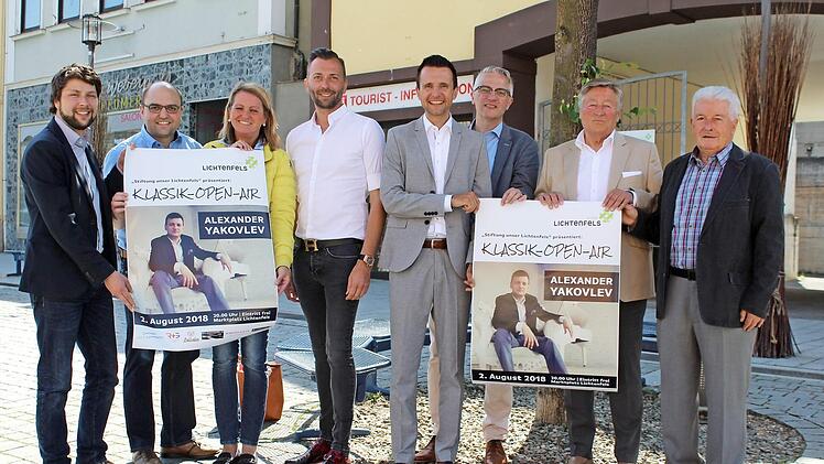 Tragen ein Sommerereignis in Händen: Citymanager Steffen Hofmann, Pressesprecher Sebastian Müller, 2. Bürgermeisterin Sabine Rießner, Valentin Babic, Bürgermeister Andreas Hügerich, Stefan Mehl sowie Roberto Bauer und Winfried Weinbeer  Foto: Markus Häggberg
