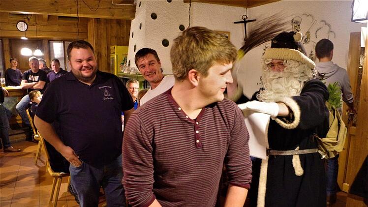 Der Nikolaus (Andreas Buckreus jun.) lässt  ausgiebig die Rute tanzen.Gerd Fleischmann