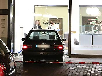 In Berlin hat sich am Dienstagabend ein ähnlicher Fall wie in Bamberg ereignet: In der Nähe des Ku'damms waren  maskierte Räuber mit einem Auto  in die Scheibe eines Juwelier-Geschäftes gefahren.   Foto: Frm/dpa