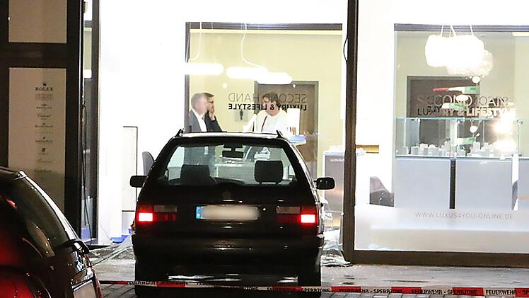 In Berlin hat sich am Dienstagabend ein ähnlicher Fall wie in Bamberg ereignet: In der Nähe des Ku'damms waren  maskierte Räuber mit einem Auto  in die Scheibe eines Juwelier-Geschäftes gefahren.   Foto: Frm/dpa