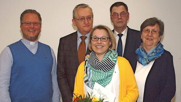 Dekan Lars Rebhan, Vorsitzender Günter Dippold, Geschäftsführer Thomas Geldner und Beiratsmitglied Annemarie Böhm (hinten von links) bedankten sich bei Sandra Hohmann (vorne) für ihre langjährige Mitarbeit bei der Caritas. Foto: Alfred Thieret