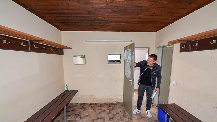 Patrick Dachwald schaut sich die Kabine an, die er gerne mit 2000 Euro Preisgeld renovieren würde.  Fotos: Ronald Rinklef