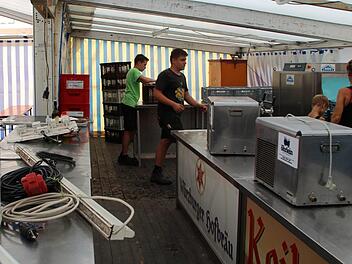 Das Festzelt steht bereits, so dass sich die Helfer nun darum k&uuml;mmern, das Festzelt einzur&auml;umen. Die Wollbacher Kirmes findet an diesem Wochenende zum 47. Mal statt.Johannes Schlereth