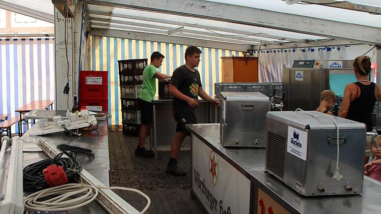 Das Festzelt steht bereits, so dass sich die Helfer nun darum k&uuml;mmern, das Festzelt einzur&auml;umen. Die Wollbacher Kirmes findet an diesem Wochenende zum 47. Mal statt.Johannes Schlereth