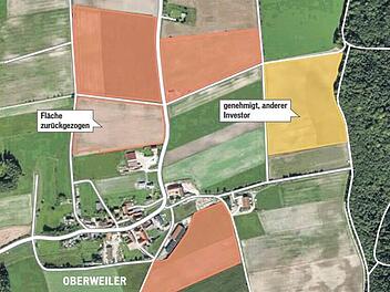 Die rot umrandeten Flächen zeigen die bei Oberweiler für  das neue Solarprojekt ins Auge gefassten  Flächen. Das Bauleitverfahren bereits durchlaufen hat die gelbe Fläche, hier  gibt es allerdings einen anderen Investor. Grafik: Micho Haller