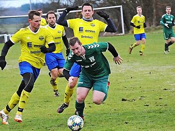 Hier haben zwar mit (von links) Nico Limpert, Alexander Müller und Michael Bieber gleich drei Akteure der SG Oerlenbach/Ebenhausen das Nachsehen gegen einen Stürmer aus Großbardorf. Aber insgesamt läuft es beim Fußball prima.  Foto: ssp