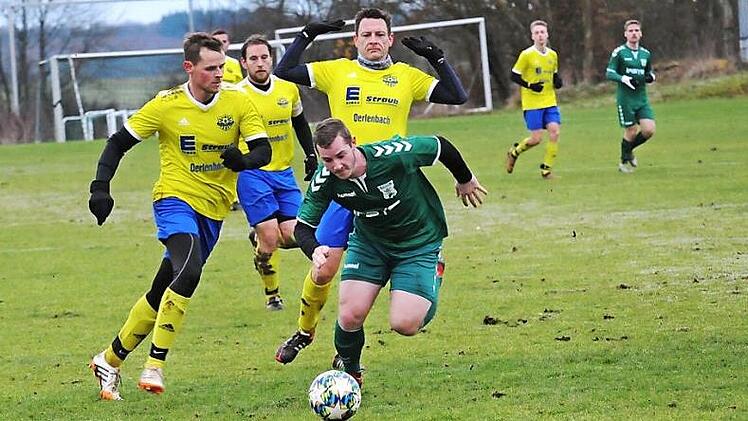Hier haben zwar mit (von links) Nico Limpert, Alexander Müller und Michael Bieber gleich drei Akteure der SG Oerlenbach/Ebenhausen das Nachsehen gegen einen Stürmer aus Großbardorf. Aber insgesamt läuft es beim Fußball prima.  Foto: ssp