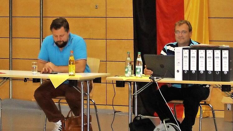 Mehrere Ordner (links vom Bürgermeister) füllt der Bauantrag für das Verteilzentrum. Im Bild von links: Amazon-Regionaldirektor Karsten Frost, Christian Tretiak vom Bauträgerunternehmen P 3, Fedor Glinka, Geschäftsleiter der Gemeinde, Bürgermeister Gerd Dallner  Foto: Evi Seeger