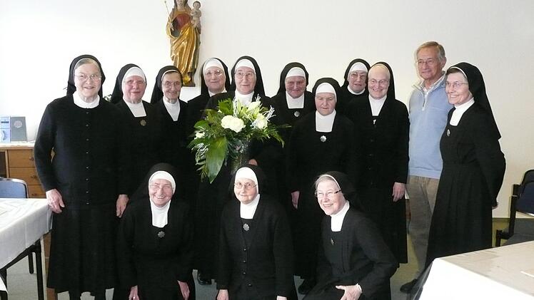Besuch zum 75. Geburtstag von Schwester Sigisbalda:   Schwester Xaverella (Vierte von links), Schwester Sigisbalda (F&uuml;nfte von links), Oberin Schwester Josefine (Neunte von links) und Reinhard Hautmann. Foto: privat