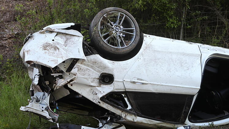 Auto &uuml;berschl&auml;gt sich: Zwei Verletzte bei schwerem Unfall auf Staatsstra&szlig;e