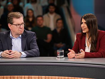 SPD-Au&szlig;enpolitiker Ralf Stegner und die deutsch-iranische Studentin Daniela Sepehri diskutierten in "Hart aber fair" &uuml;ber das Schicksal Irans.