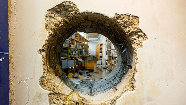 Das ber&uuml;hmte Loch, durch das sich die T&auml;ter Zugang zum Tresorraum verschafft haben. In der ZDF-Doku "Der Sparkassen-Coup von Gelsenkirchen" wird der Fall rekonstruiert.