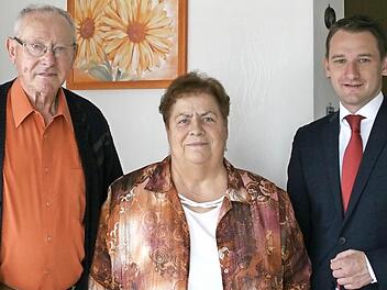 Bürgermeister Johannes Maciejonczyk (re.) gratulierte Johann und Mathilde Kraus zur Goldenen Hochzeit. Foto: p