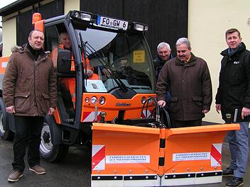 Marc Morgenstern, Verkaufsberater der Firma Hako, im Fahrzeug Bernhard Amon und Detlef Ruppert, Gerhard Hofmann, Bürgermeister Gerhard Amon und Georg Stein, Niederlassungsleiter der Firma Hako, bei der Fahrzeugübergabe  Foto: Heidi Amon
