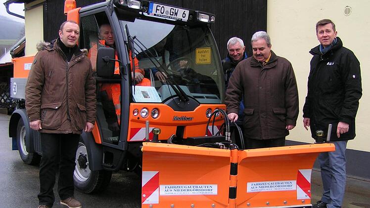 Marc Morgenstern, Verkaufsberater der Firma Hako, im Fahrzeug Bernhard Amon und Detlef Ruppert, Gerhard Hofmann, Bürgermeister Gerhard Amon und Georg Stein, Niederlassungsleiter der Firma Hako, bei der Fahrzeugübergabe  Foto: Heidi Amon