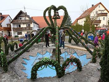 Am Mittwoch wurde in Bieberbach der Osterbrunnen geschmückt. Foto: Barbara Herbst
