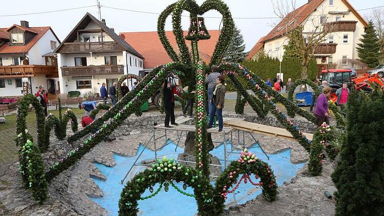 Am Mittwoch wurde in Bieberbach der Osterbrunnen geschmückt. Foto: Barbara Herbst