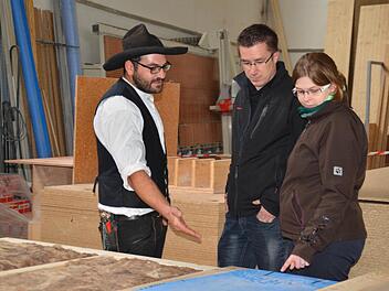 Zimmermann Benedikt Kleinhenz erklärt den Wandaufbau eines Albert Hauses. Interessiert hören Katrin und Philipp Endres zu. Schließlich handelt es sich bei der Wand um ein Teil ihres neuen Fertighauses. Das und einiges mehr konnten sie beim Tag der offenen Tür besichtigen. Kathrin Kupka-Hahn