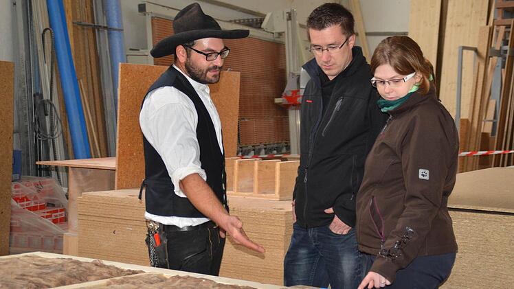 Zimmermann Benedikt Kleinhenz erklärt den Wandaufbau eines Albert Hauses. Interessiert hören Katrin und Philipp Endres zu. Schließlich handelt es sich bei der Wand um ein Teil ihres neuen Fertighauses. Das und einiges mehr konnten sie beim Tag der offenen Tür besichtigen. Kathrin Kupka-Hahn