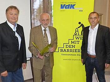 Der Behindertenbeauftragte des Landkreises Kulmbach, Dieter Weiß (Mitte), blättert in den VdK-Unterlagen zur Kampagne 2016 "Weg mit den Barrieren!". Mit im Bild VdK-Kreisvorsitzender Klaus Nenninger (links) und Kreisgeschäftsführer Alexander Wunderlich Foto: Klaus-P. Wulf