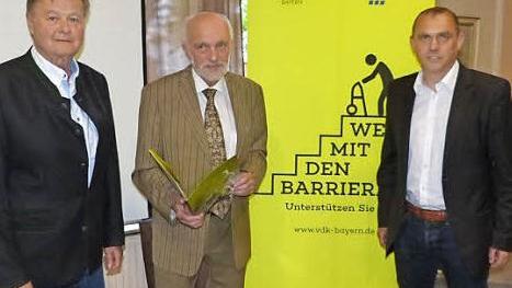 Der Behindertenbeauftragte des Landkreises Kulmbach, Dieter Weiß (Mitte), blättert in den VdK-Unterlagen zur Kampagne 2016 "Weg mit den Barrieren!". Mit im Bild VdK-Kreisvorsitzender Klaus Nenninger (links) und Kreisgeschäftsführer Alexander Wunderlich Foto: Klaus-P. Wulf